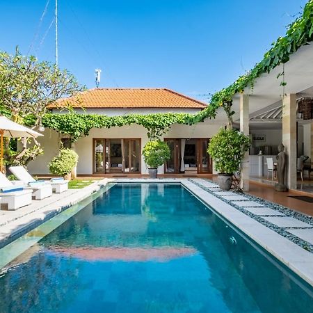 Central Seminyak Villa Martini Экстерьер фото